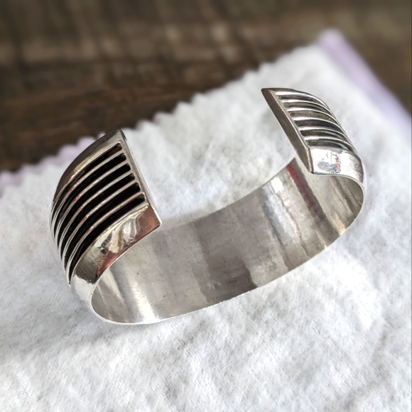 LT stamped Native American 925 Sterling Silver Recessed Ribbed Cuff Bracelet - Picture 3 of 6